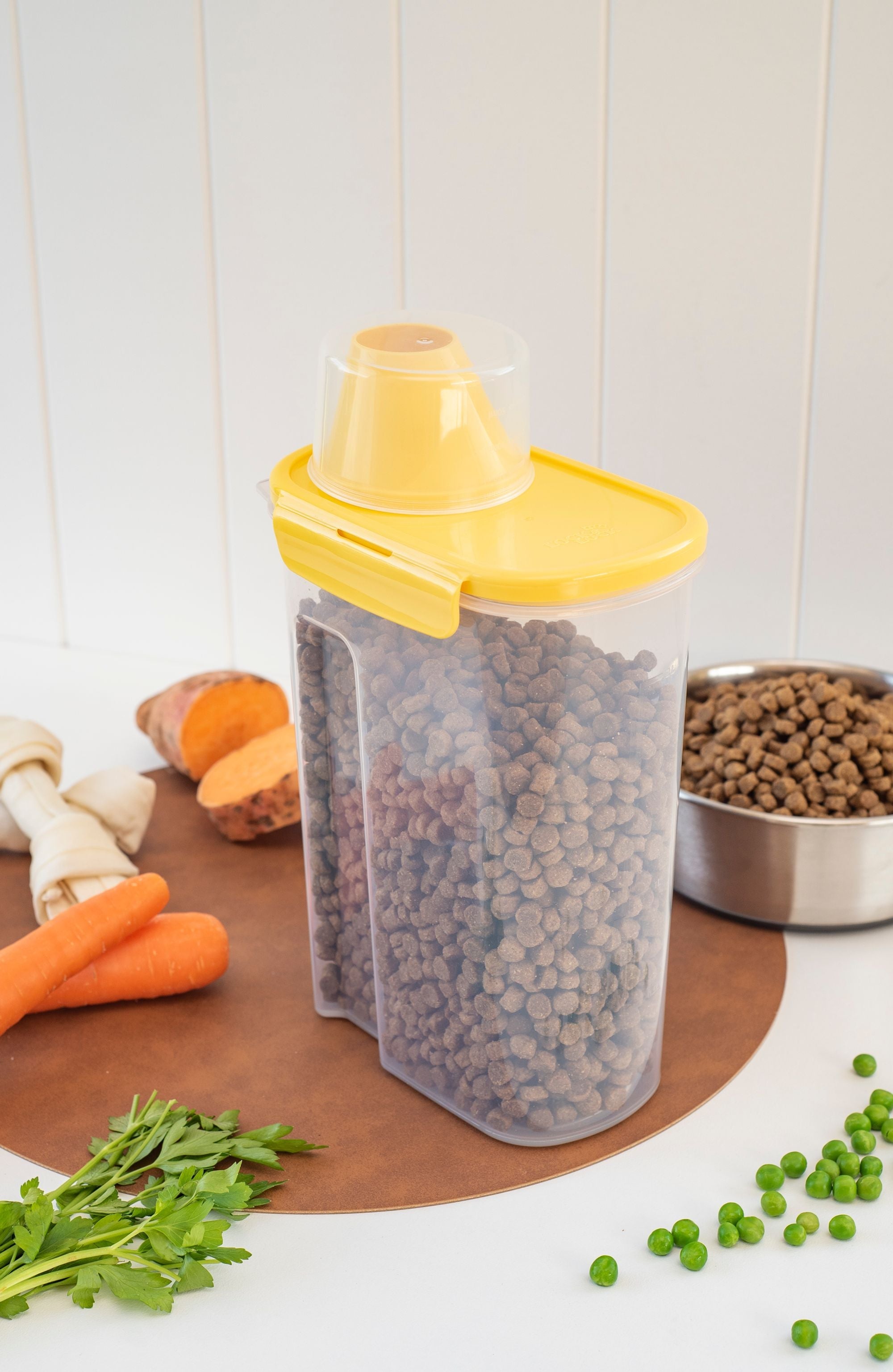 Lock & Lock Pet Food Storage With Easy Pour 2.4Lt